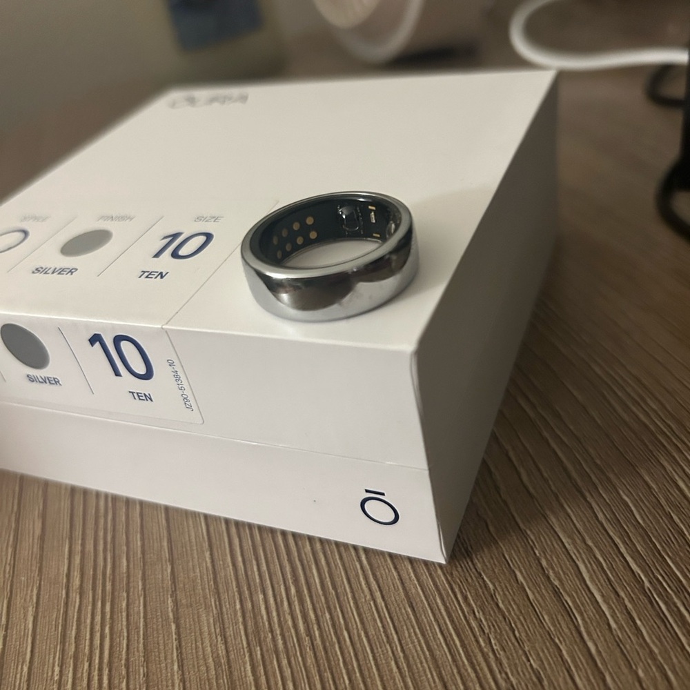 Oura 3rd Generation Horizon Silver Ring - Picture 4 of 5
